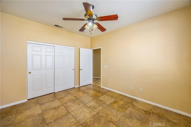 unfurnished bedroom featuring ceiling fan and a closet