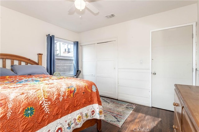 bedroom featuring dark wood-type flooring, ceiling fan, and a closet