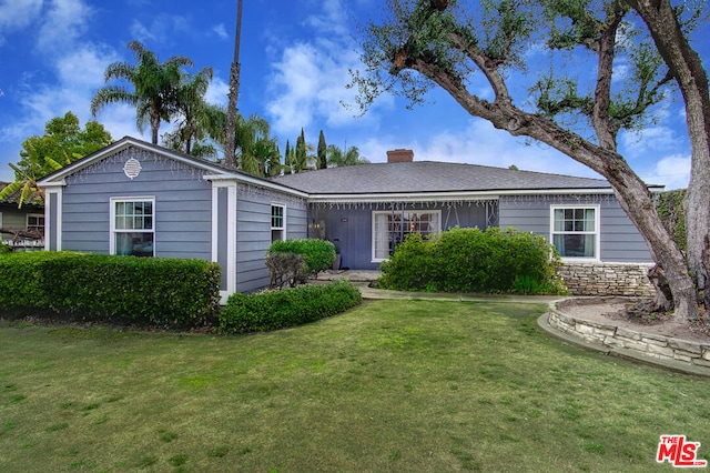 single story home featuring a front yard