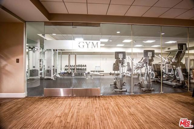 exercise room with a drop ceiling