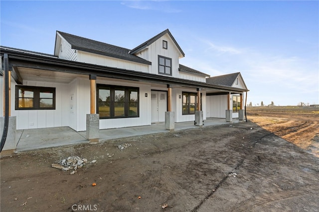 view of modern farmhouse style home