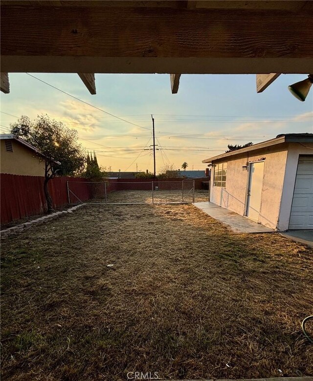 view of yard at dusk