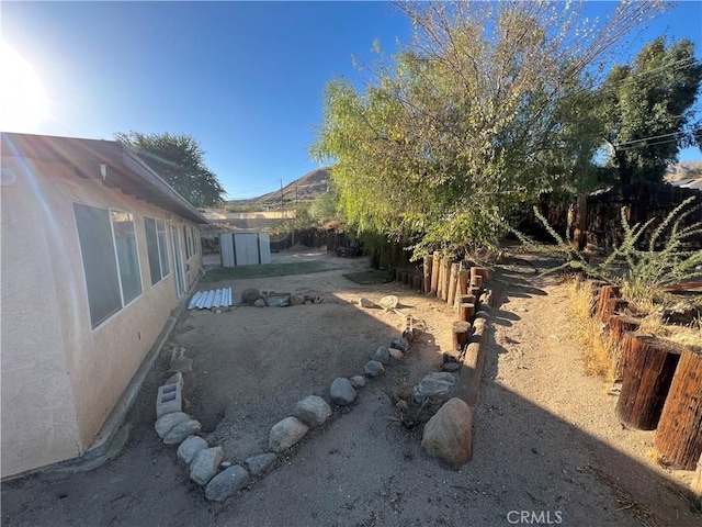 view of yard featuring a shed