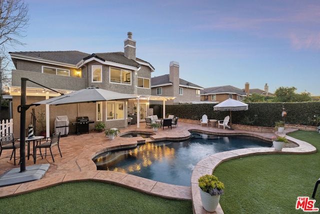 view of pool with an in ground hot tub, a grill, and a patio area