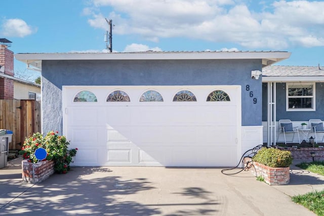 view of front facade featuring a garage