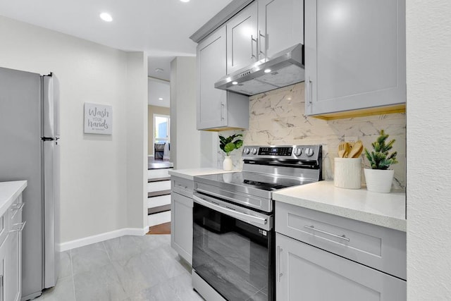 kitchen featuring tasteful backsplash, stainless steel appliances, and gray cabinets