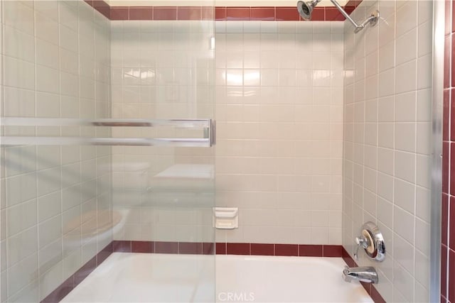 bathroom featuring tiled shower / bath