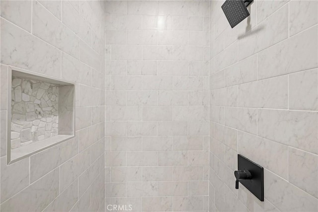 room details featuring a tile shower