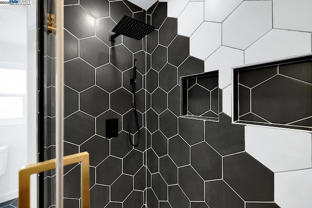 details featuring a tile shower