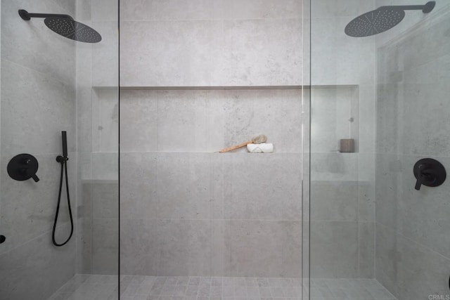 bathroom featuring tiled shower