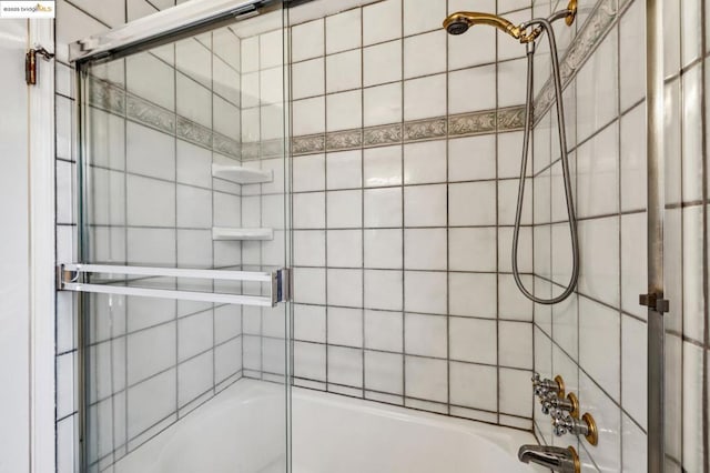 bathroom with tiled shower / bath combo