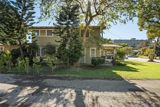 view of front of house featuring a front lawn