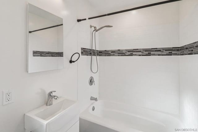 bathroom with tiled shower / bath and sink