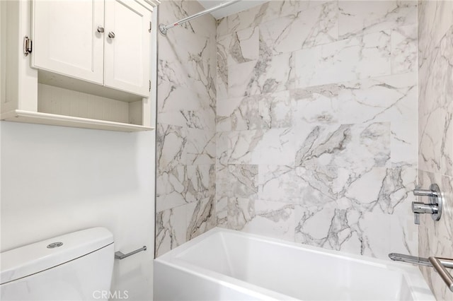 bathroom with toilet and tiled shower / bath combo