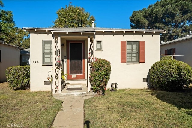 view of front facade with a front lawn