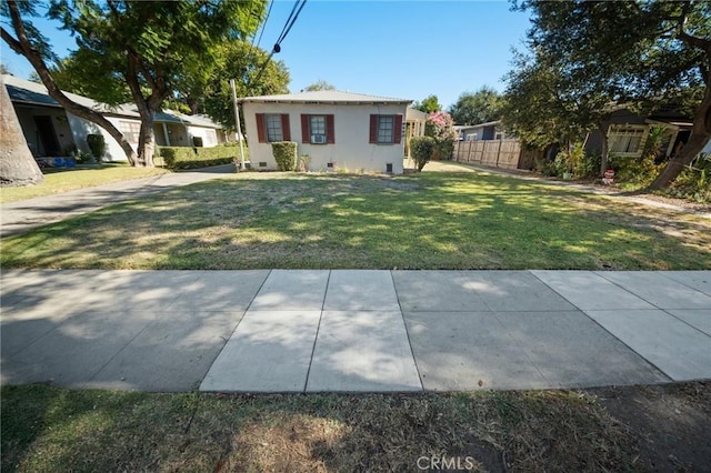 view of front of house featuring a front lawn