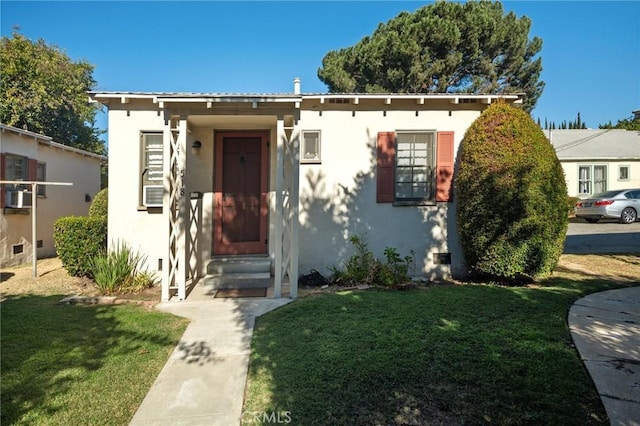 view of front facade with a front yard