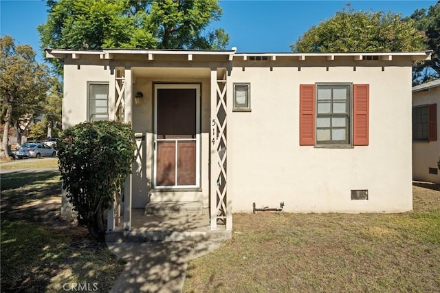 view of front facade featuring a front yard