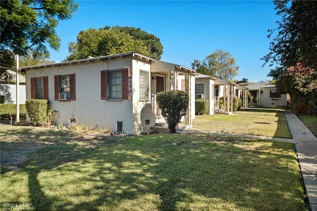 view of front of property featuring a front yard