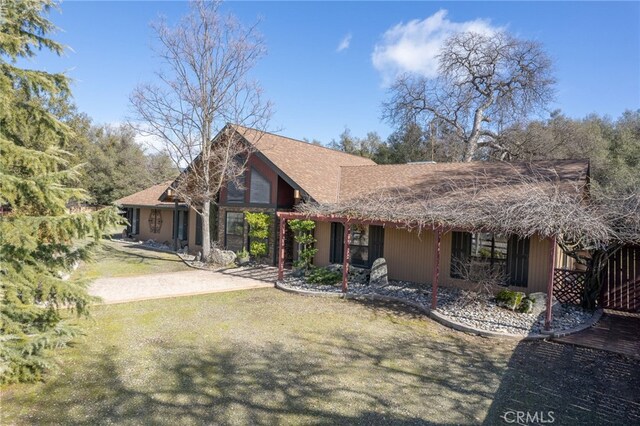 view of front of house with a front lawn