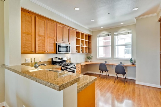 kitchen featuring crown molding, appliances with stainless steel finishes, kitchen peninsula, and light wood-type flooring