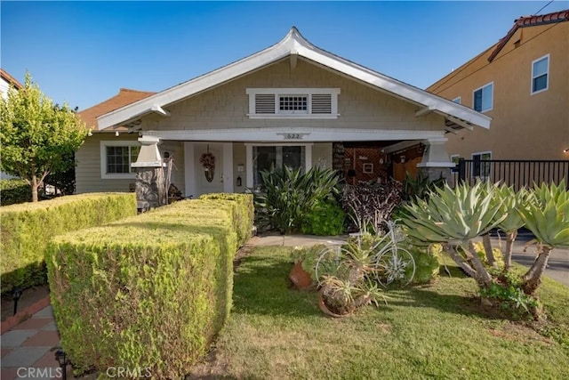 craftsman house with a front lawn