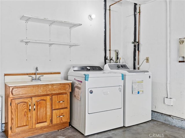 laundry room with sink, cabinets, and washing machine and clothes dryer