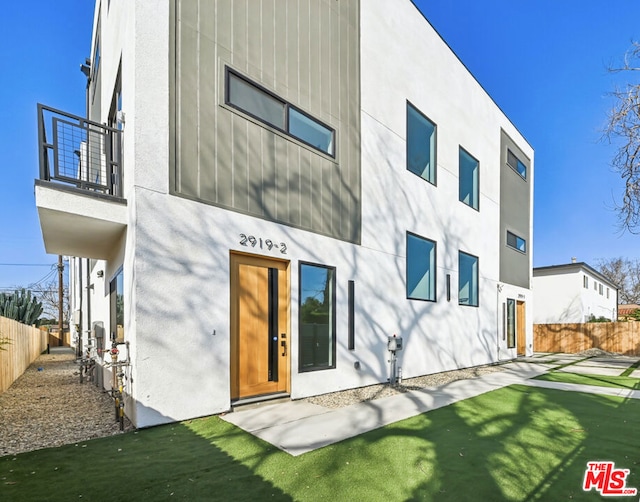 back of house featuring a yard