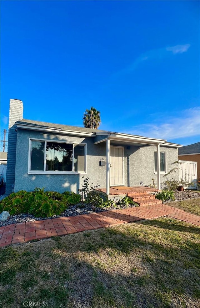 view of front of home featuring a front lawn