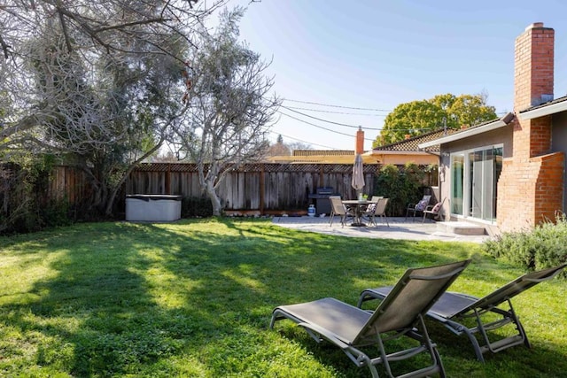 view of yard featuring a patio area