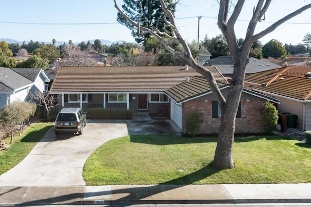 single story home featuring a front lawn