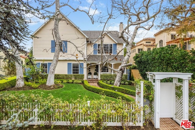 view of front of house with a front lawn