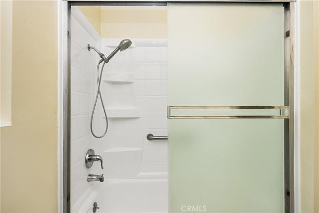 bathroom with tiled shower / bath