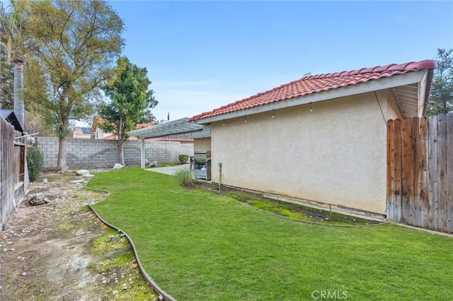 view of yard with a pergola