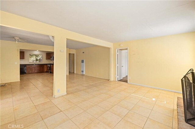 unfurnished room with light tile patterned flooring, sink, and ceiling fan