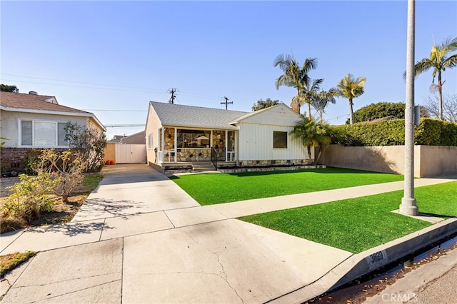 view of front of home featuring a front yard