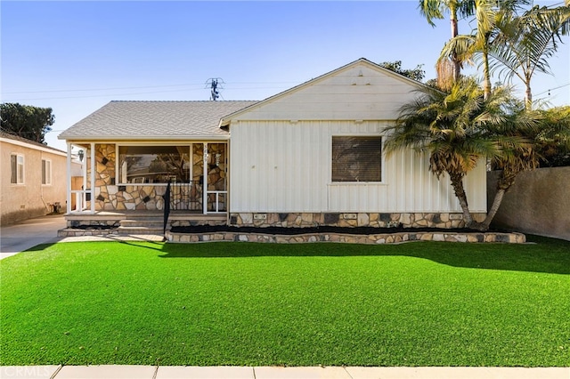 view of front facade with a front yard