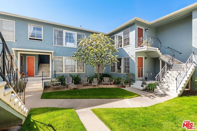 view of front of home featuring a front yard