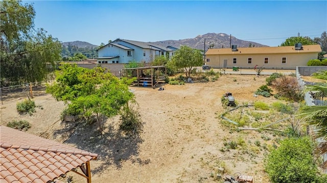 view of yard featuring a mountain view