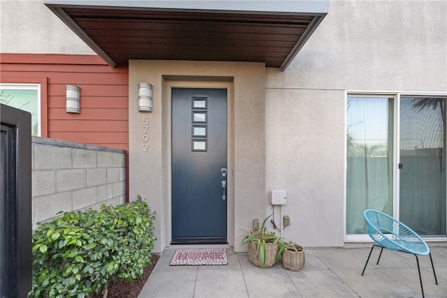 property entrance featuring stucco siding