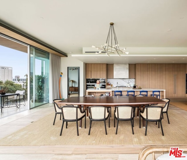 kitchen featuring floor to ceiling windows, tasteful backsplash, decorative light fixtures, a chandelier, and oven