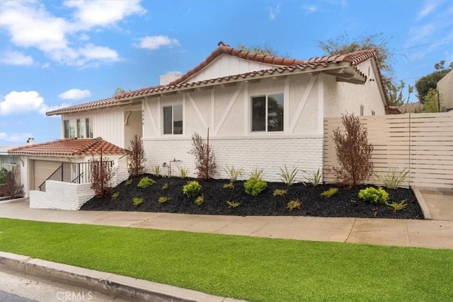 view of front of house featuring a garage and a front yard