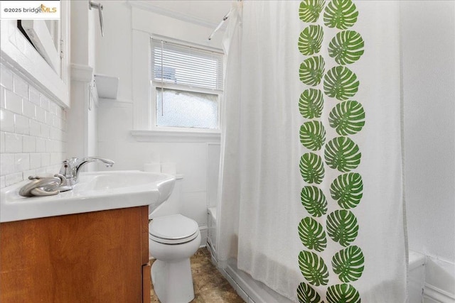 full bathroom with toilet, vanity, backsplash, and shower / bath combo with shower curtain