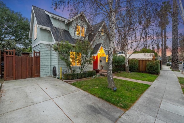 view of front of property featuring a lawn