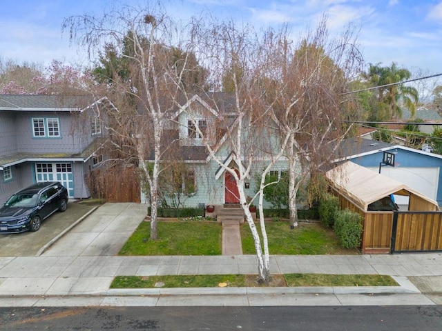 view of front of property featuring a front lawn