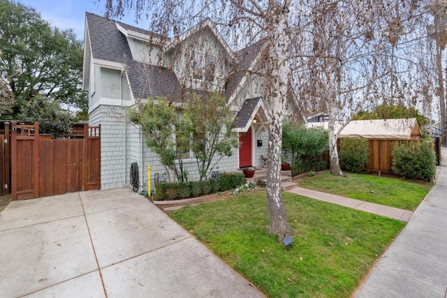 view of front of property featuring a front lawn