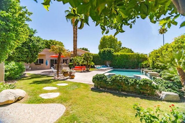 view of swimming pool with a patio and a lawn