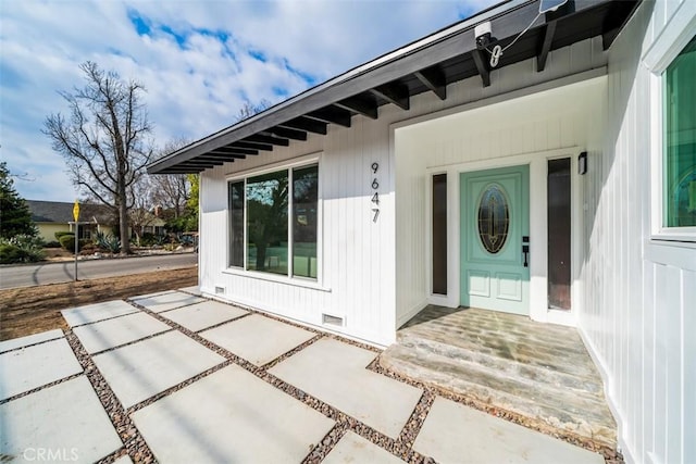 doorway to property with covered porch