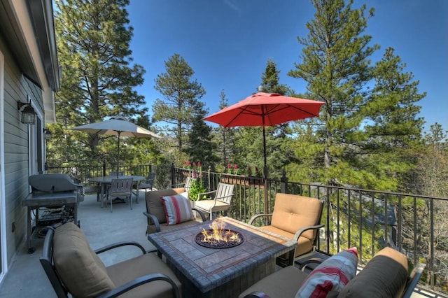 view of patio featuring an outdoor living space with a fire pit