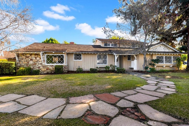 view of front facade featuring a front yard